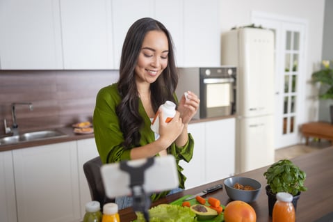 femme qui consomme des compléments alimentaires pour sa santé